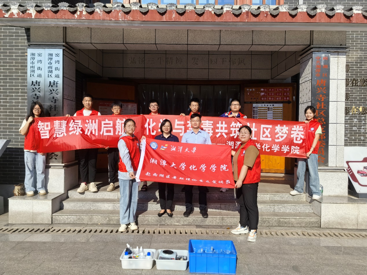 一群人站在涂鸦墙前低可信度描述已自动生成
