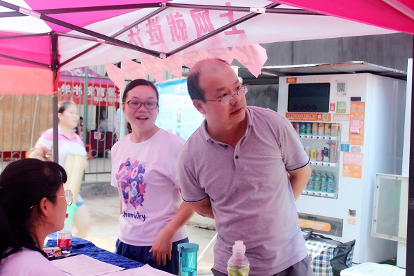 邓经理与王主任在检查指导迎新工作.jpg