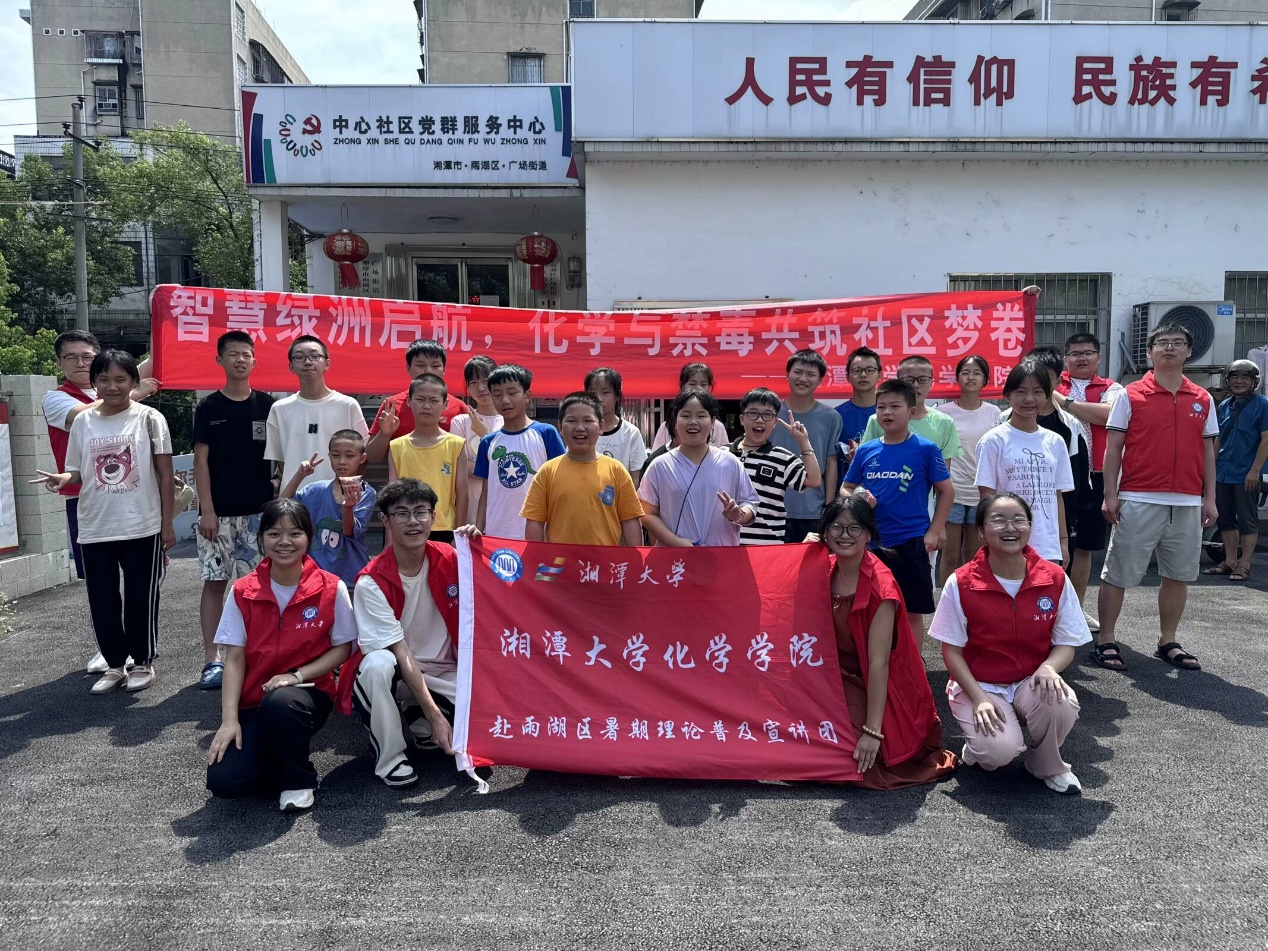 一群人站在建筑外的招牌描述已自动生成