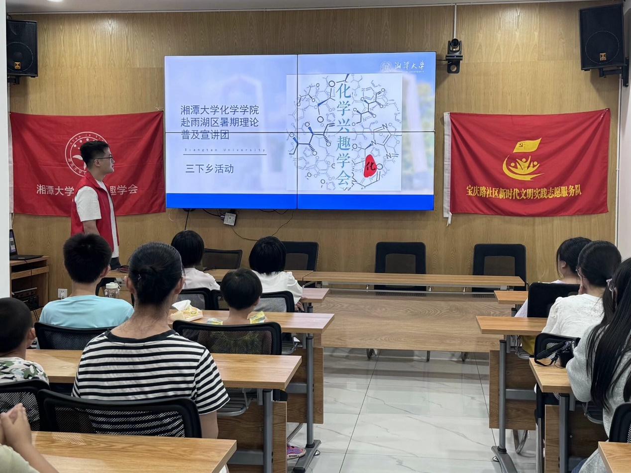 图片包含 人, 室内, 男人, 桌子描述已自动生成